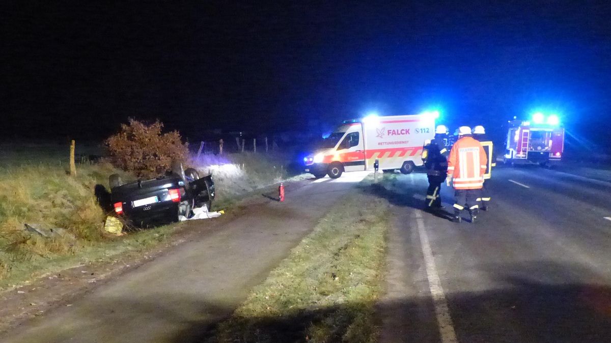 Der Audi blieb auf dem Dach im Seitenraum liegen. Foto: Polizei