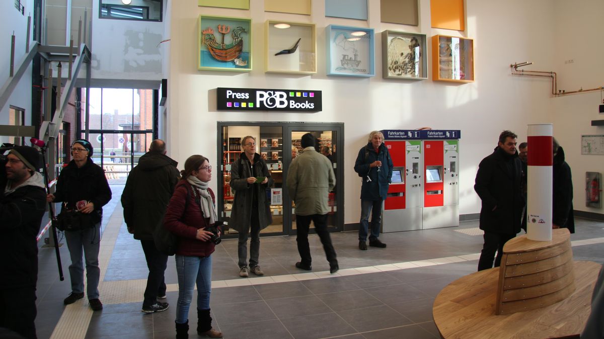 Im Cuxhavener Bürgerbahnhof hat die KVG den "CuxPoint" bezogen. Foto: Potschka