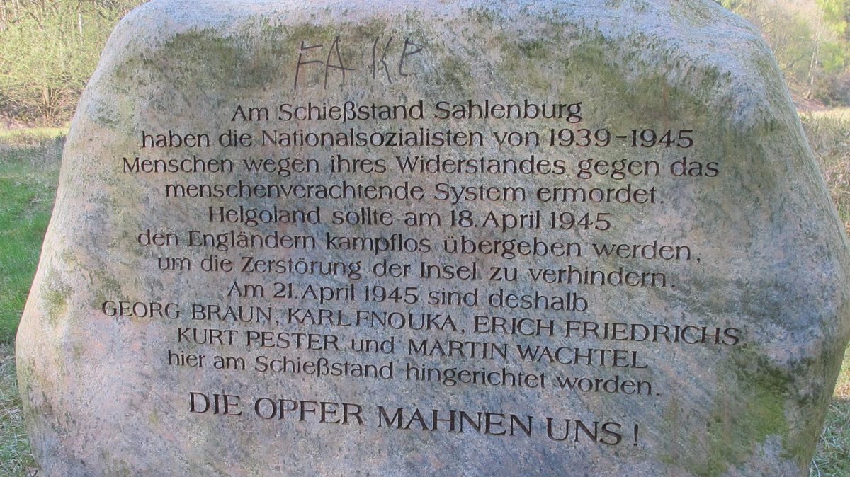 Die Gedenkstätte für die auf dem Sahlenburger Schießstand erschossenen Widerständler wurde beschmiert. "Fake" (zu deutsch erfunden) steht auf dem Gedenkstein. Foto: Mittelstedt