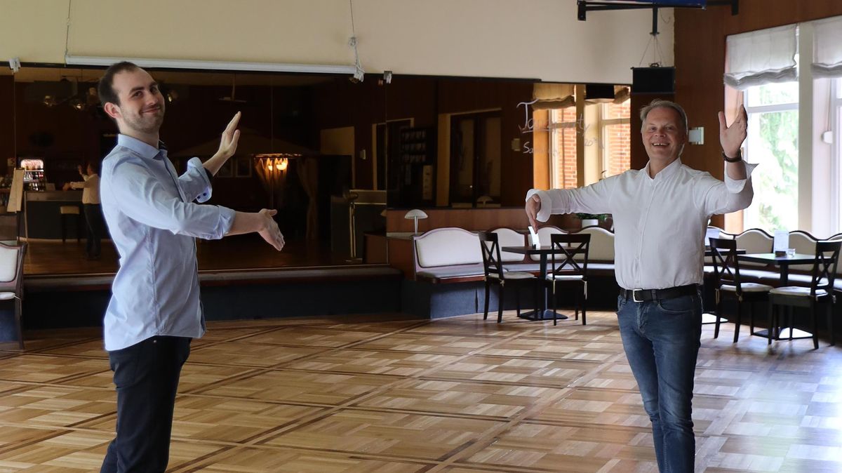 Philip Matz (l.) und Jess Fölster müssen als Vortänzer Abstand halten. Denn nur Paare aus demselben Haushalt dürfen miteinander tanzen. Foto: May