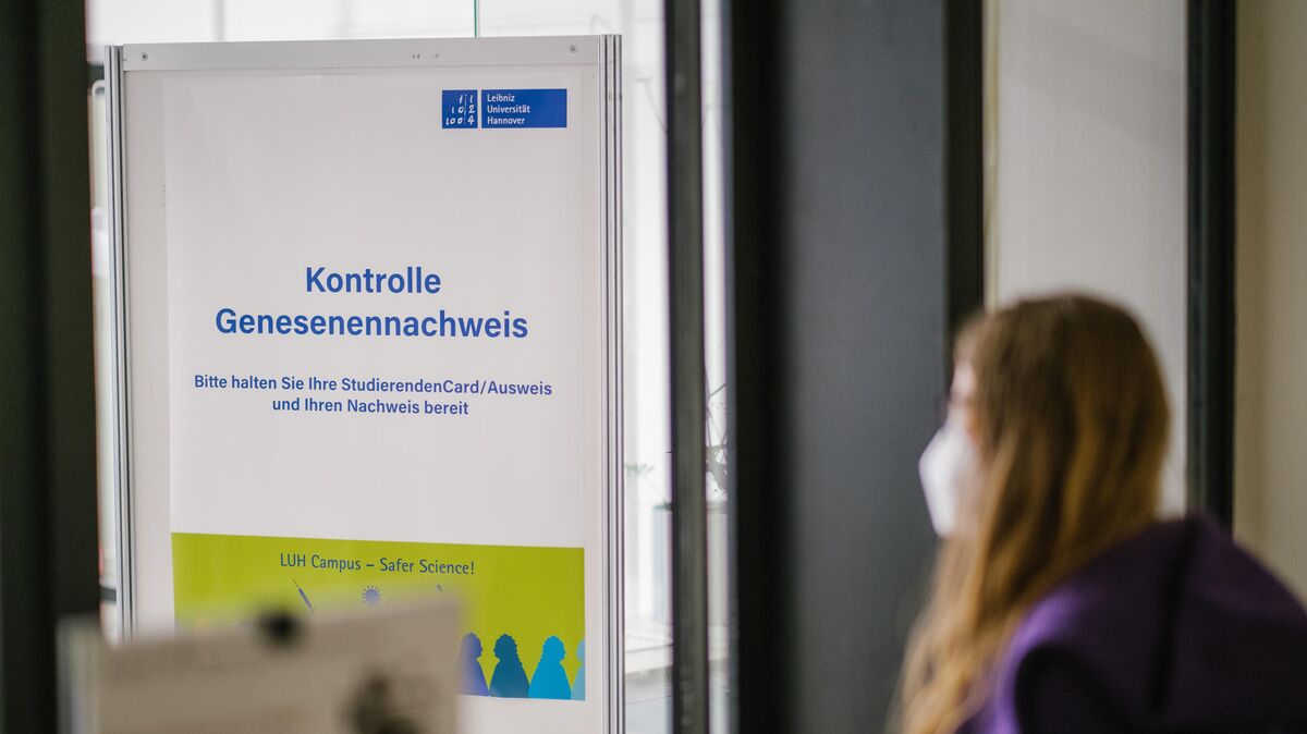 Menschen, die eine Corona-Infektion durchgemacht haben und deren Testergebnis positiv ist, erhalten von der Kreisverwaltung einen Genesenennachweis - allerdings nicht sofort. Die Verwaltung erklärt, warum keine Eile geboten ist.  Foto: Ole Spata/dpa