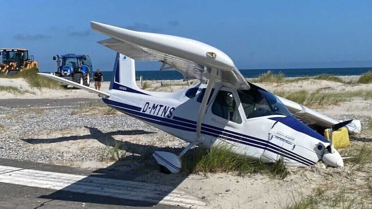 Am Flugzeug entsteht bei dem Unfall Totalschaden. Foto: Feuerwehr-Bereitschaft Düne