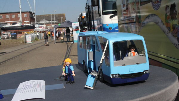 Fahrbibliothekskongress in Cuxhaven: 25 Bücherbusse vor schönster Hafenkulisse