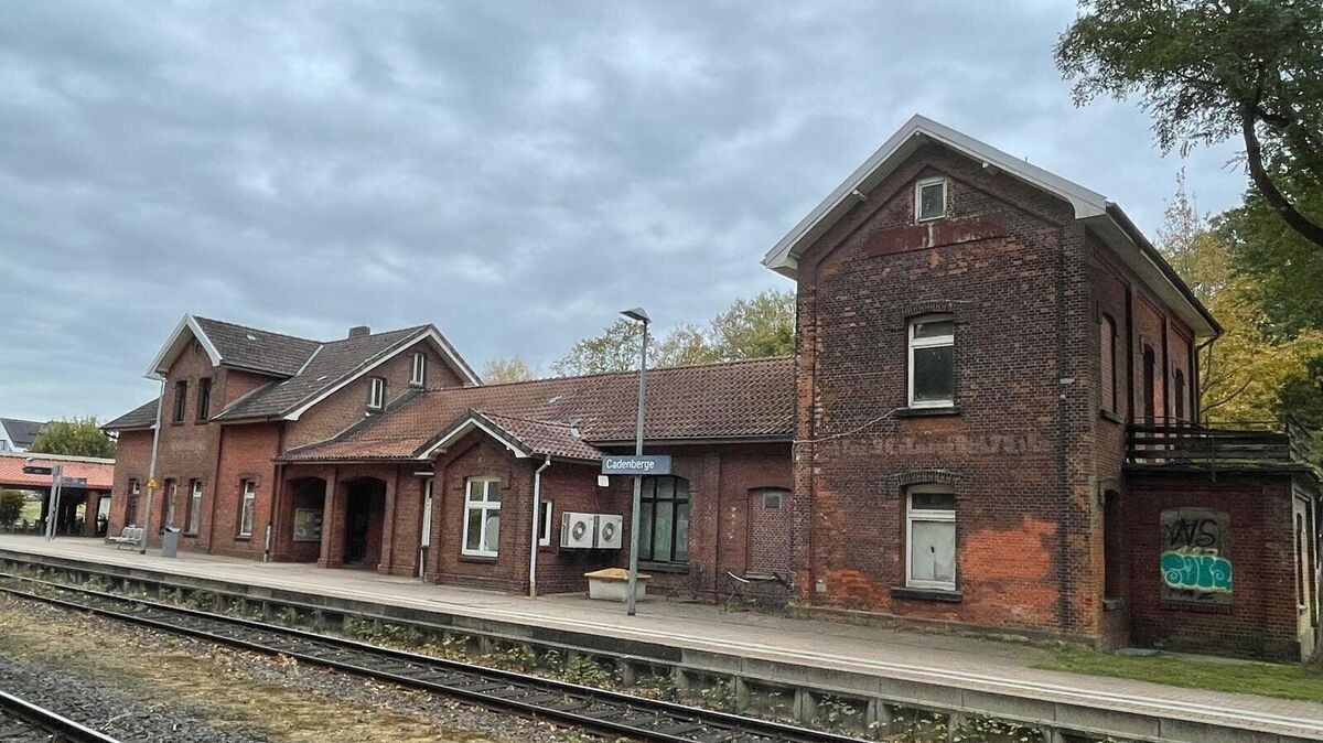 Der Bahnhof Cadenberge steht noch leer bis auf den Teil, den die Bahn für ihre Stellwerker angemietet hat. Foto: Kramp