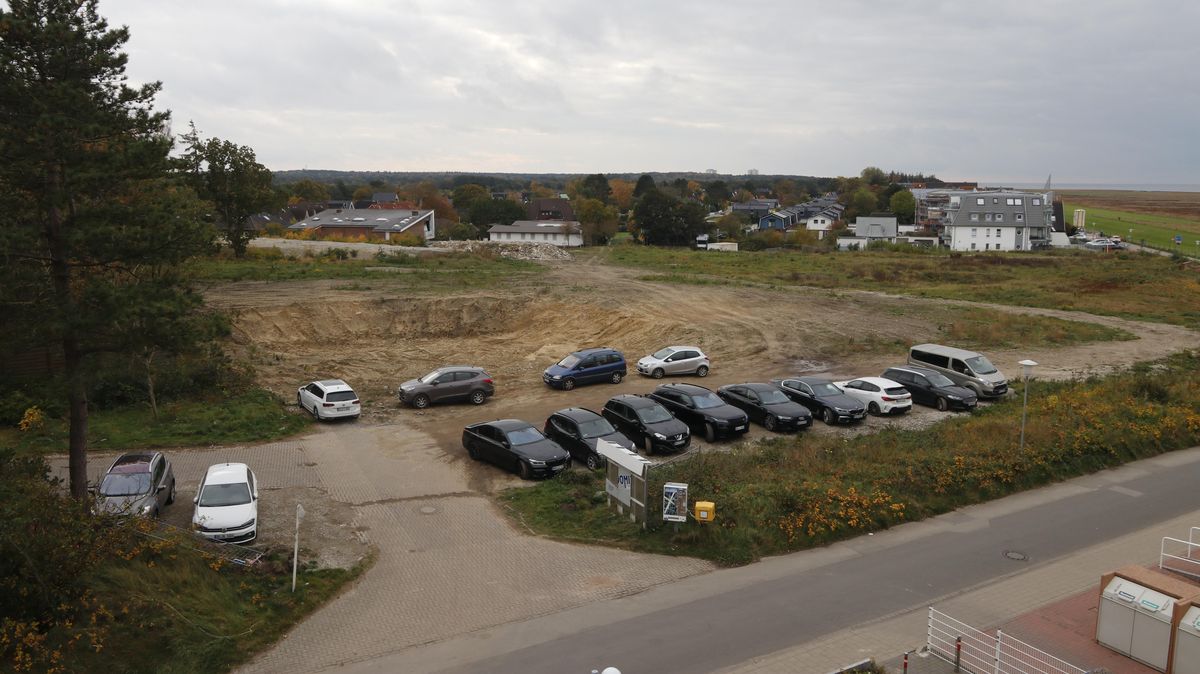 Auf dem Areal an der Duhner Spitze soll eine Seniorenresidenz mit dem Schwerpunkt Kurzzeitpflege, außerdem eine auf mehrere Baukörper verteilte Ferien- und Dauerwohnanlage entstehen. Foto: Koppe