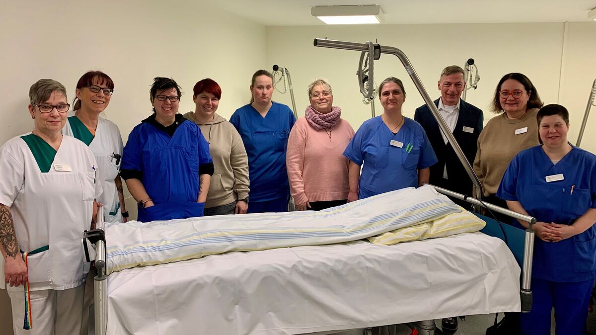 Kräfte der Helios-Klinik Cuxhaven und die neuen Kolleginnen und Kollegen der Lebenshilfe Cuxhaven Seite an Seite in der Bettenreinigung - ein Musterbeispiel für funktionierende Inklusion an betriebsintegrierten Arbeitsplätzen. Foto: Katharina Recht