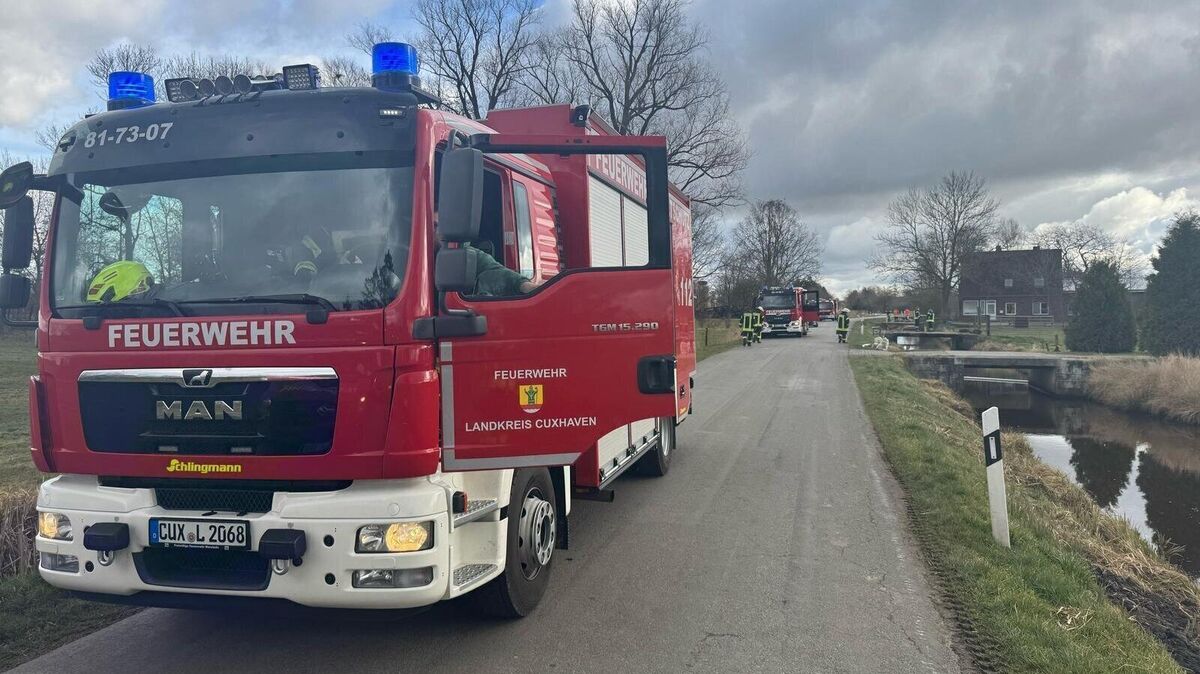 Da zunächst nicht klar ist, um was für eine Verschmutzung es sich handelt, wird der Gefahrgutzug aus Hemmoor-Warstade vorsorglich alarmiert. Foto: Lange