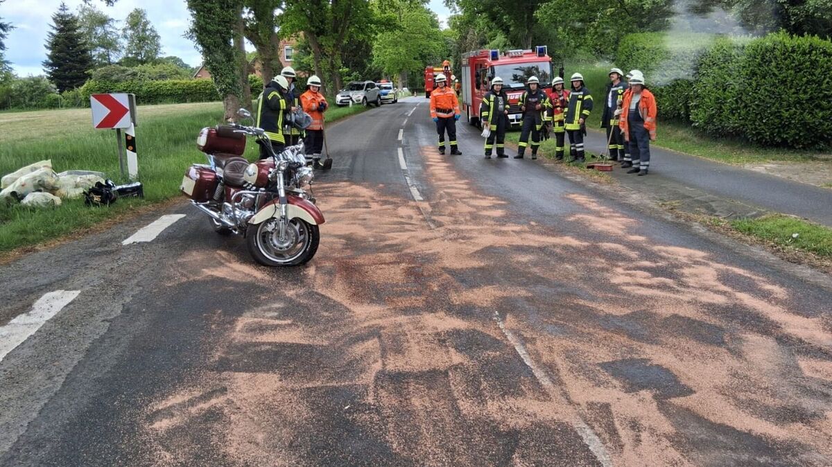 Der 57-jährige Motorradfahrer kommt auf regennasser Fahrbahn von der Fahrbahn ab. Dann kommt es zur Kollision mit einem Auto. Foto: Lange