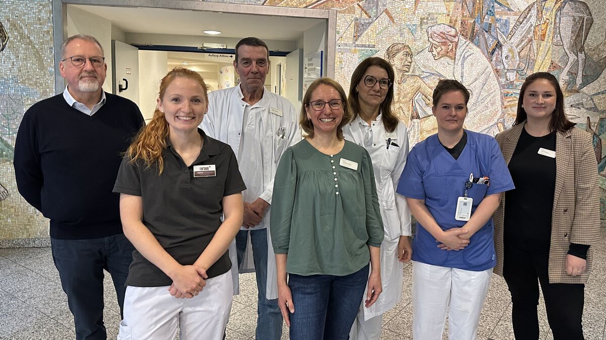 Ganzheitlicher Blick: Krankenhausseelsorger Burkhard Schmidt, Nicole Kriemann (Palliative Physiotherapie/ Physiotherapiepraxis Daniela Braun), Stefan Andrießen (Psychologe), Nicole von Glahn (Koordinatorin Palliativstützpunkt, Dr. Antonia Karpouza (Chefärztin Onkologie, Hämatologie und Palliativmedizin), Christina Müller (Fachkrankenschwester für Onkologie) und Nina Pfautsch (Sozialdienst) arbeiten im Palliativteam Hand in Hand. Foto: Reese-Winne