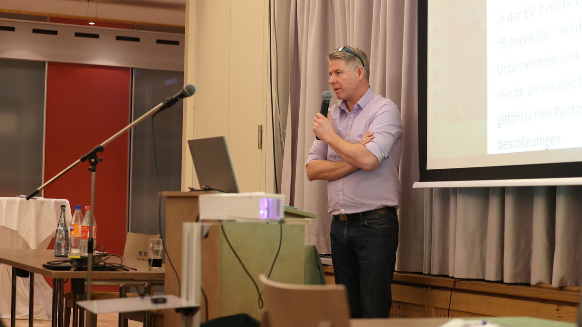 Bei der Versammlung des Besamungs- und Rindviehzuchtvereins Land Hadeln in Cadenberge trat der umstrittene Youtuber und Influencer Anthony Lee als Gastredner auf. Foto: Larschow