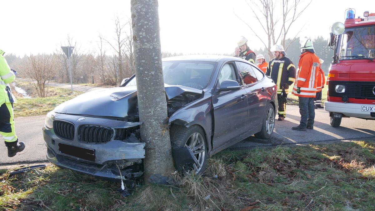 Aus bislang ungeklärter Ursache kam eine 26-jährige Autofahrerin mit ihrem BMW von der Fahrbahn ab und prallte gegen einen Baum. Foto: Jürgen Lange