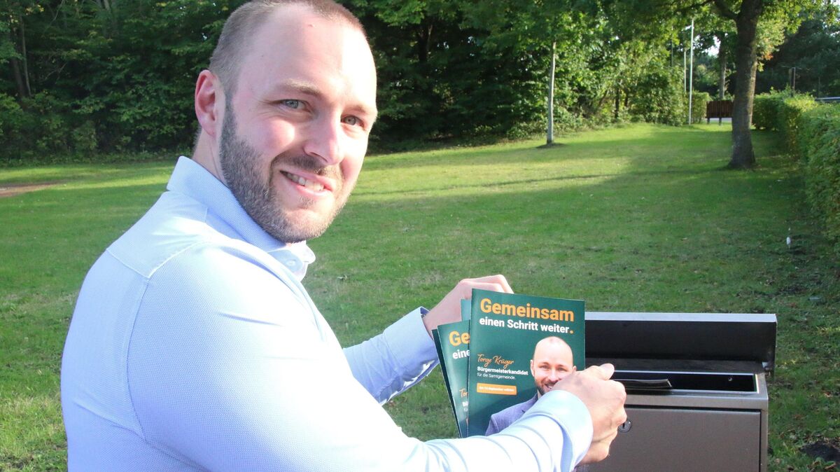 Straßenwahlkampf: Torge Krüger wirft einen seiner Wahlflyer in einen Hemmoorer Briefkasten.