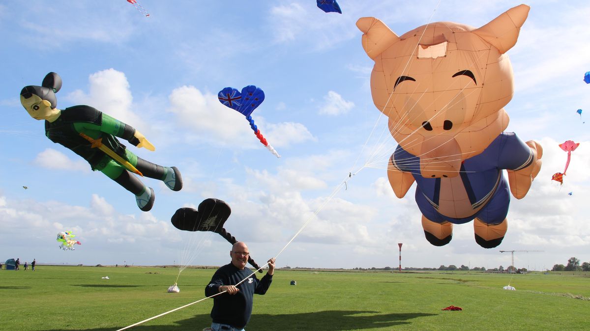 Die Großdrachen sind seine Spezialität. Jürgen von Almelo aus Nordhorn zeigt in Otterndorf auch Mulan und Schweinchen Dick. Foto: Kramp