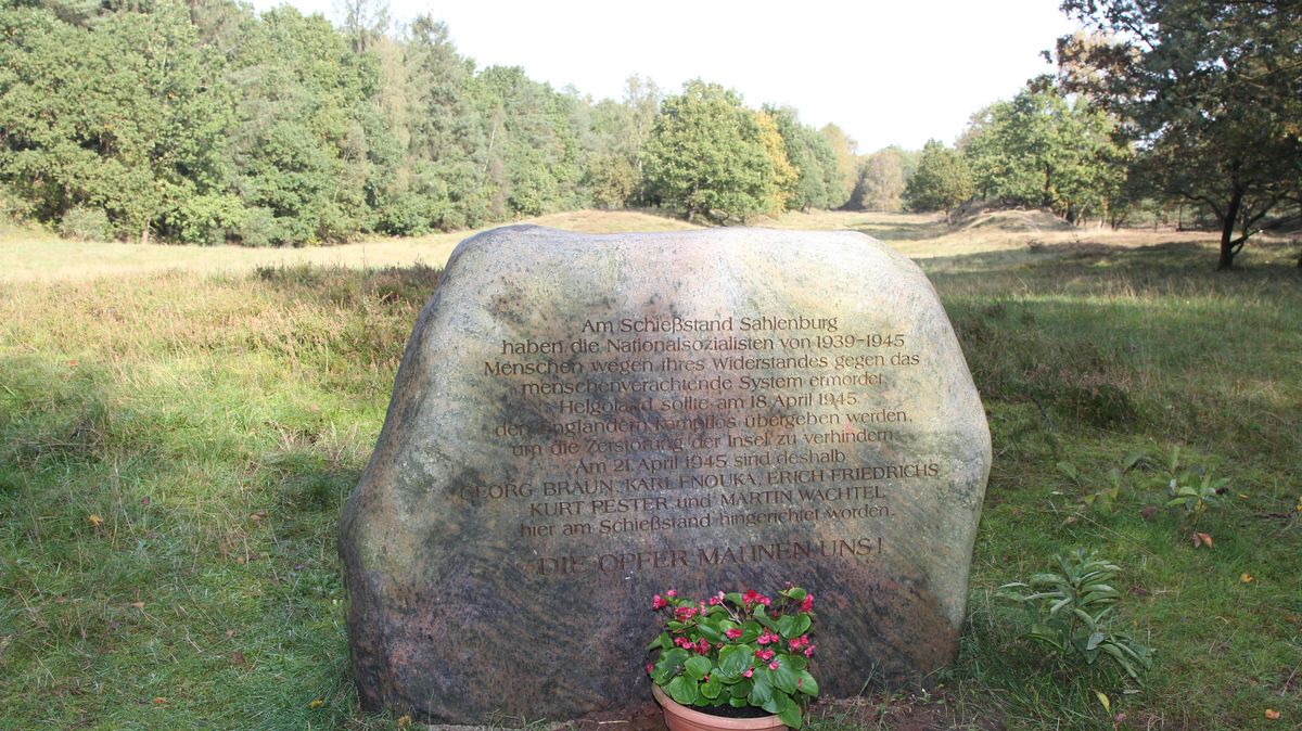 An der Gedenkstätte Achtern Kugelfang in Sahlenburg - Ort des ehemaligen Schießstands - wird der in den letzten Kriegstagen ermordeten Widerstandskämpfer gedacht. Foto: Reese-Winne