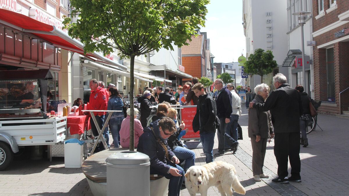 Das waren noch Zeiten, in denen die "Heiße Theke" in der Nordersteinstraße geöffnet und stets umlagert war.Foto: Reese-Winne