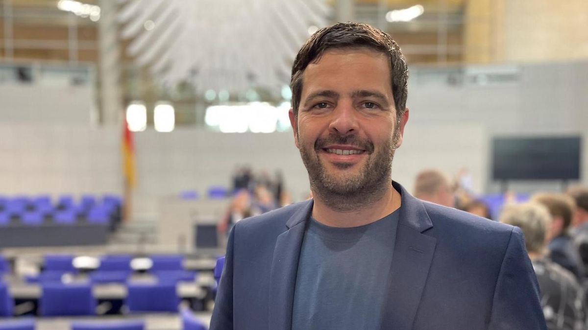 Daniel Schneider schoss ein Erinnerungsfoto an seinem ersten Tag im Bundestag. Foto: Schneider/Facebook