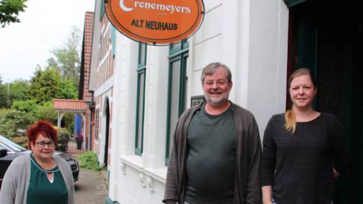 Mit kreativen Ideen gemeinsam so gut wie möglich durch die Corona-Zeiten kommen! Mitarbeiterin Manuela von Rönn, Inhaber Olaf Schlichting und Tochter Svenja vor dem Brauhaus Cronemeyer. (v.l.)Foto: Drossner