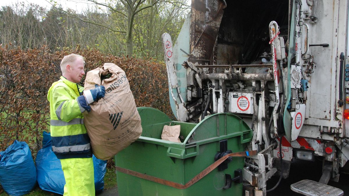 Im Landgebiet sammeln die Entsorgerfirmen an drei Terminen wieder Laub, Gehölz- und Rasenschnitt ein. Foto: Archiv