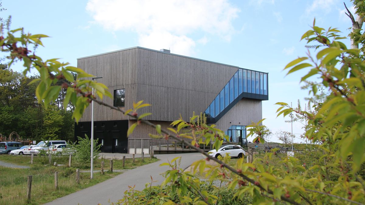 In mehrfacher Hinsicht preisgekrönt: Das Unesco-Weltnaturerbe-Wattenmeer-Besucherzentrum in Sahlenburg, das im Juli unter dem Gesichtspunkt Barrierefreiheit zertifiziert wurde. Der Beirat für Menschen mit Behinderung erkennt hier und da dennoch Verbesserungsbedarf. Foto: Potschka