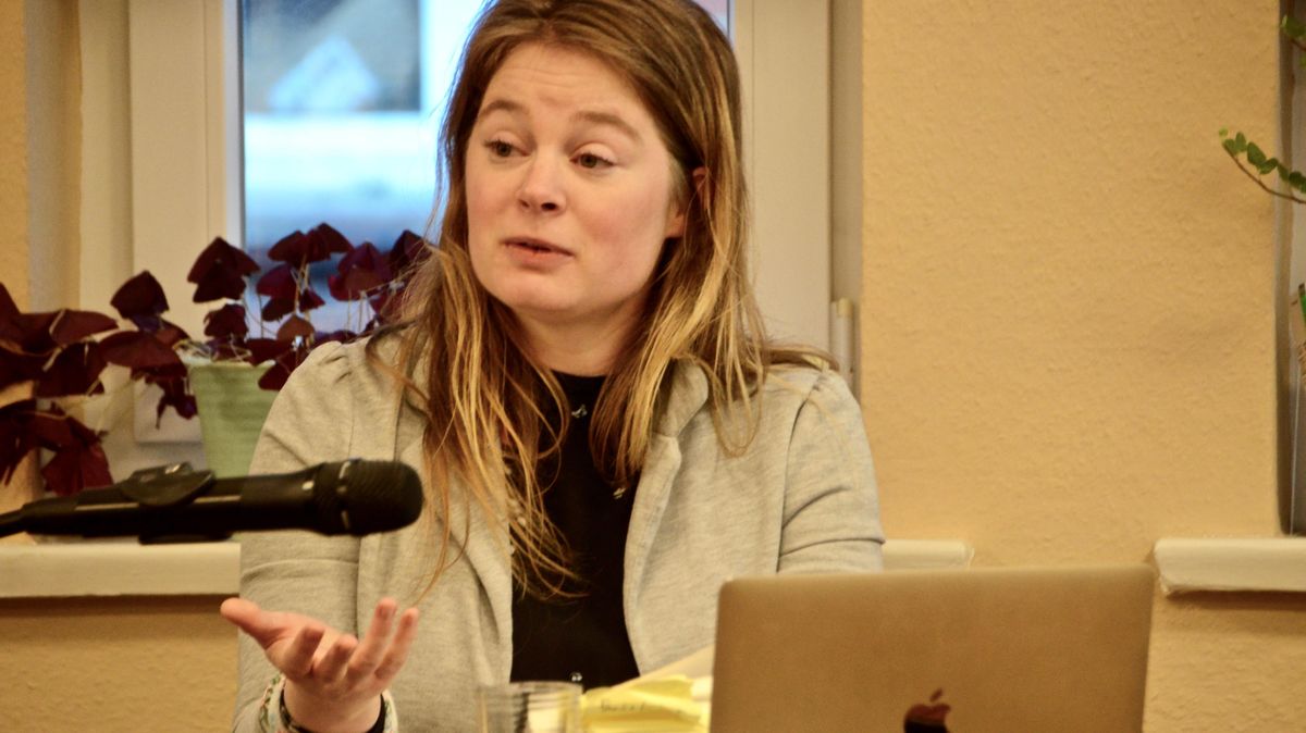 Charlotte Krüger präsentierte ihr Buch "Mein Großvater, der Fälscher" am Sonnabend in der Cuxhavener Oliva-Buchhandlung. Foto: Rohde