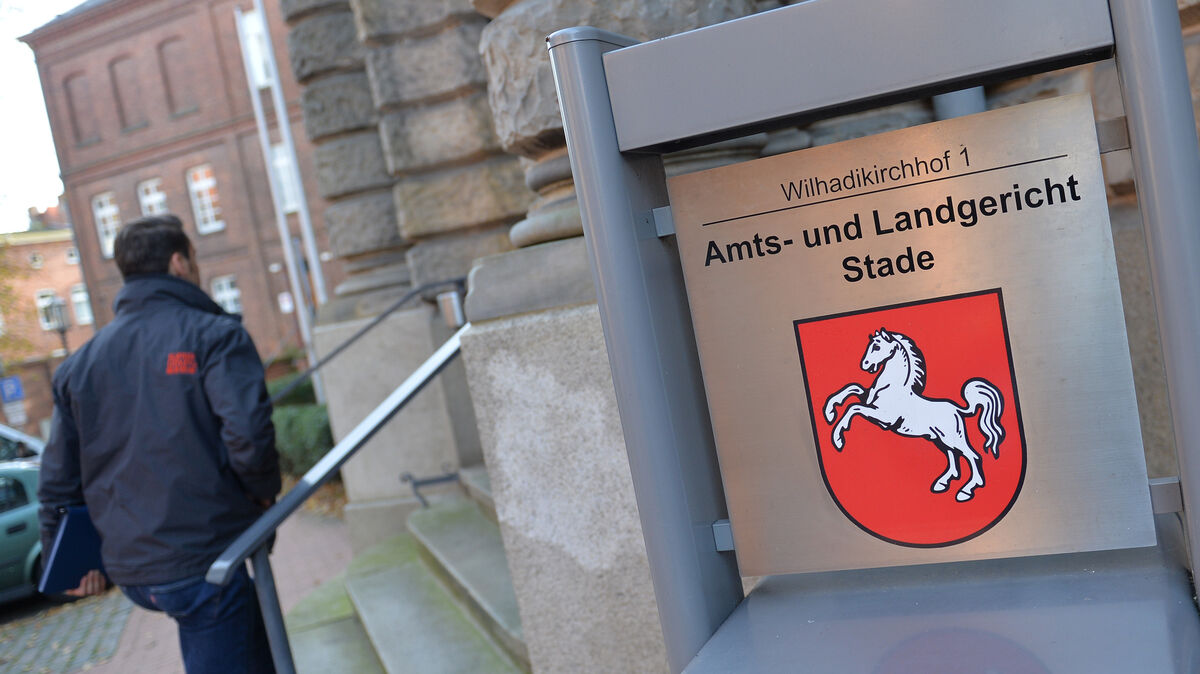 Vor dem Landgericht Stade musste sich der 25-jährige Cuxhavener für den Überfall auf einen Tabakladen verantworten. Foto: dpa