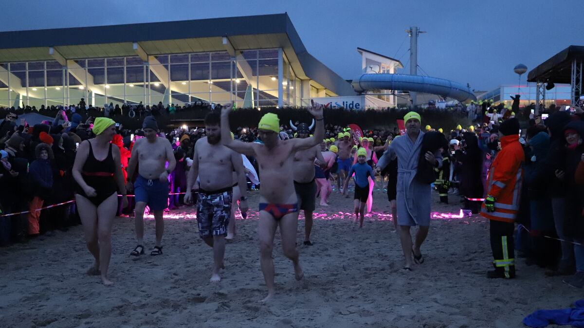 Auf geht es in Richtung Wasser. Beim Neujahrsanbaden in Duhnen war die Stimmung bei Aktiven und Publikum einfach fantastisch. Foto: Witthohn