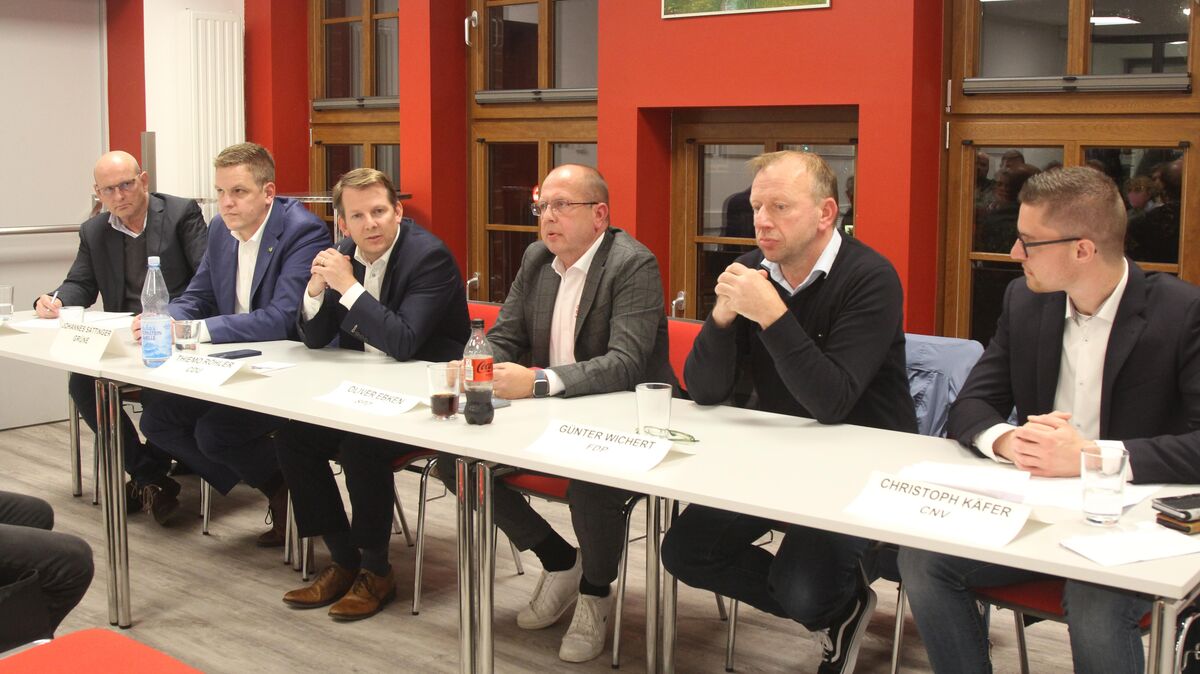 Die Redaktionsleiter Ulrich Rohde (l.) und Christoph Käfer (r.) stellten die Fragen an die Landtagskandidaten Johannes Sattinger (Bündnis 90/Die Grünen), Thiemo Röhler (CDU), Oliver Ebken (SPD) und Günter Wichert (FDP, v.l.). Foto: Reese-Winne