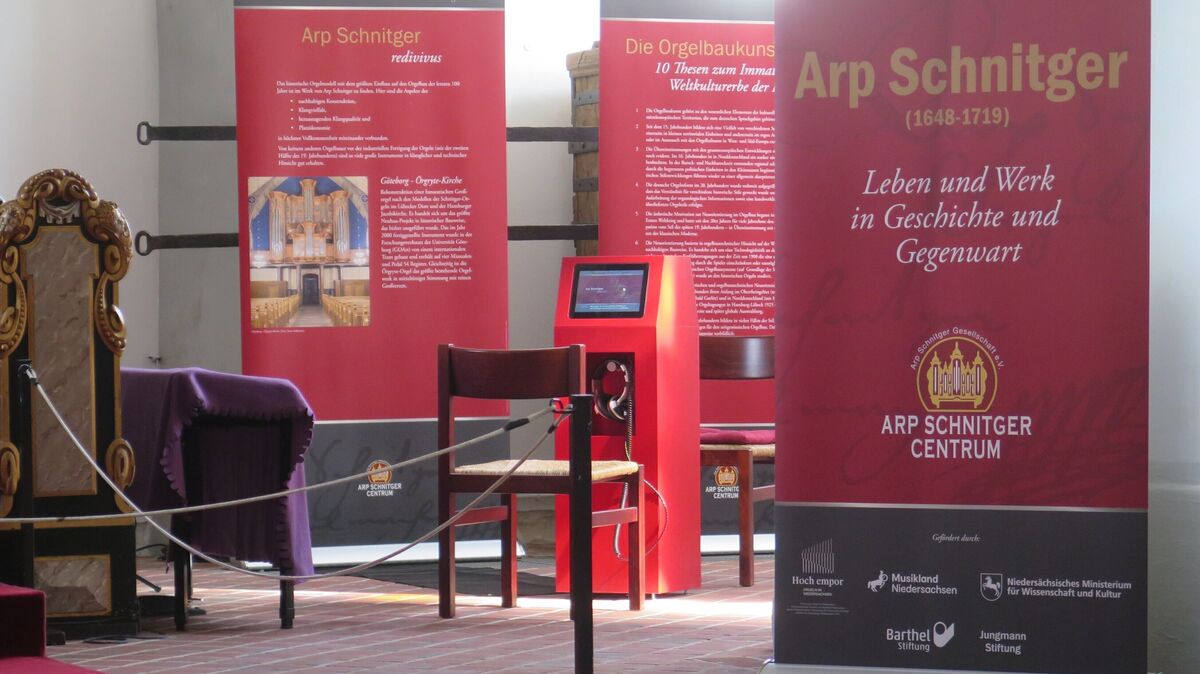 Ein Blick in die Wanderausstellung „Arp Schnitger, der Orgelbauer – Leben und Werk in Geschichte und Gegenwart“: Die Ausstellung ist derzeit in St. Severi zu sehen. Foto: Cordes