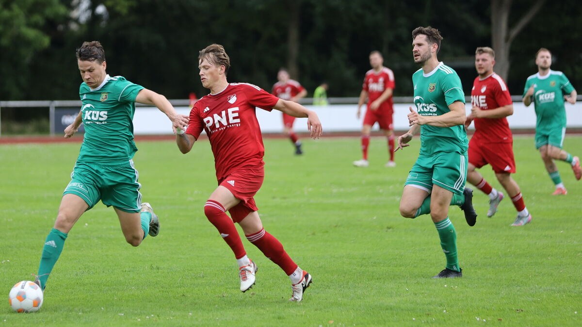 Die Altenwalder Offensive um Sebastian Barg hatte gegen die Oberliga-Reserve des Heeslinger SC einen schweren Stand. Foto: Unruh