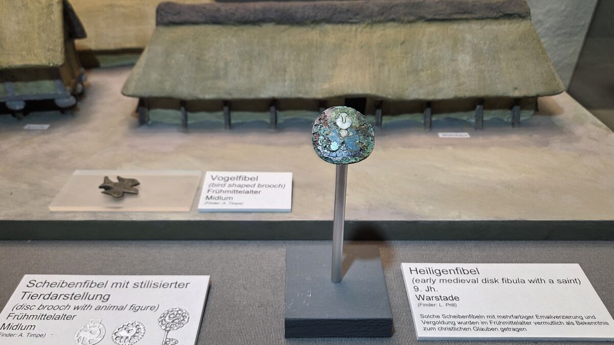 Die Heiligenfibel aus dem Frühmittelalter in der Museumsburg Bederkesa: Ein seltenes Zeugnis christlicher Kultur aus Hemmoor.