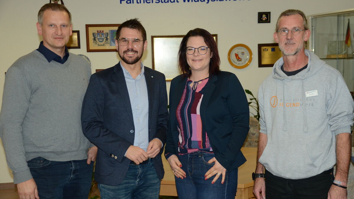 Kai Uhlhorn vom Paritätischen (r.) mit Ann-Kathrin Lafrenz, CDU-Vorsitzende in der Börde Lamstedt, Samtgemeindebürgermeister Frank Springer und dem CDU-Landtagsabgeordneten Claus Seebeck im Lamstedter Rathaus. Foto: Rohde