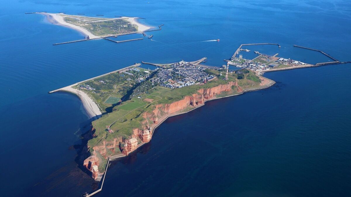 Den auf der Düne gelegenen Flugplatz Helgoland anzufliegen, bedeutet für Piloten eine besondere Herausforderung. Foto: Stefan Rampfel/dpa