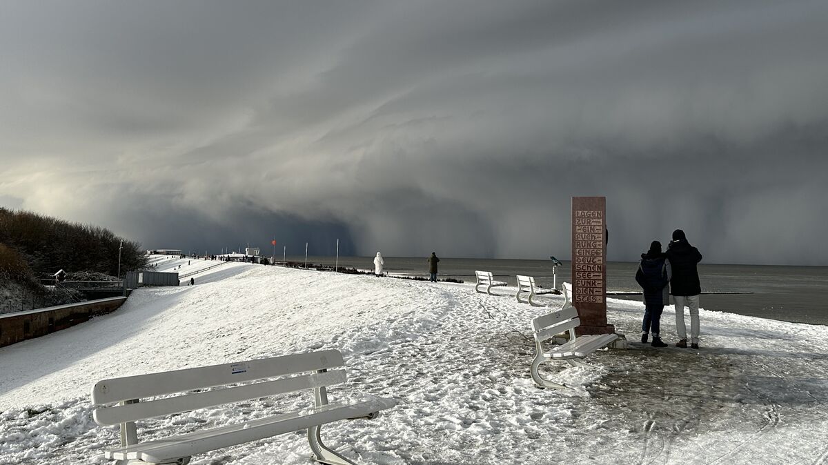 Spektakuläres Winterwetter in Cuxhaven. Neben dem Kontrast zwischen Sonne und Schneefall gab es auch unheimlich anmutende Wolkenformationen. Hier rollen sie über Döse an. Fotos: Reese-Winne