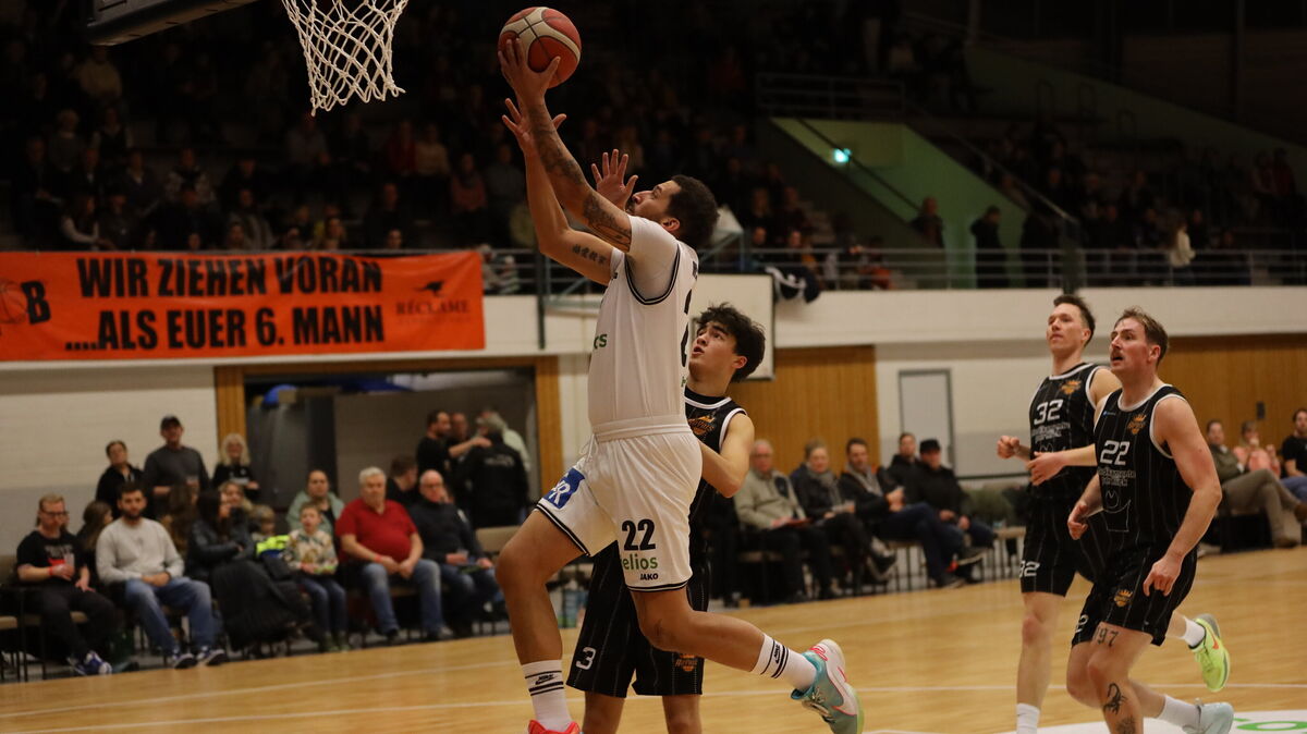 Darron McDuffie beim Korbleger. Die Rot-Weiss Cuxhaven BasCats wollen gegen das Schlusslicht Gifhorn eine konzentrierte Leistung zeigen. Foto: Unruh