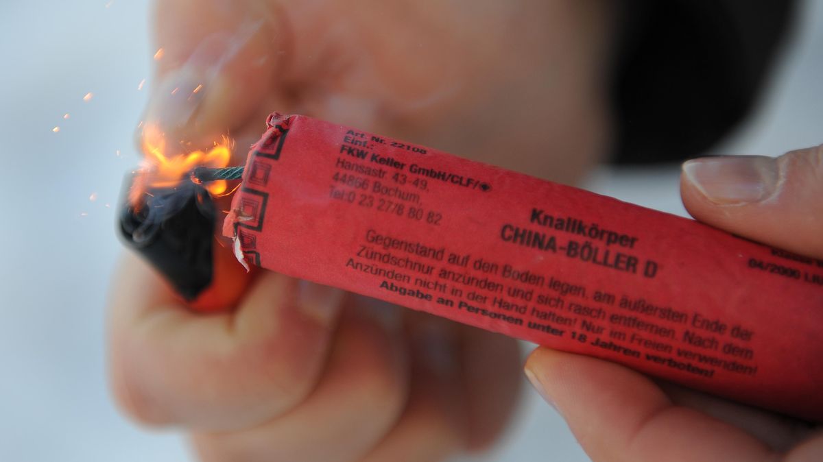 Unbekannte steckten Feuerwerkskörper in einen Altkleidercontainer und einen Postkasten. Symbolfoto: Müller