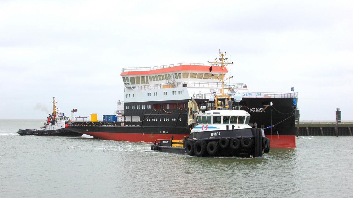 Der Neubau der "ATAIR" wird in den Cuxhavener Hafen geschleppt. Das Forschungsschiff soll 2020 in Dienst gestellt werden. Foto: Wolf