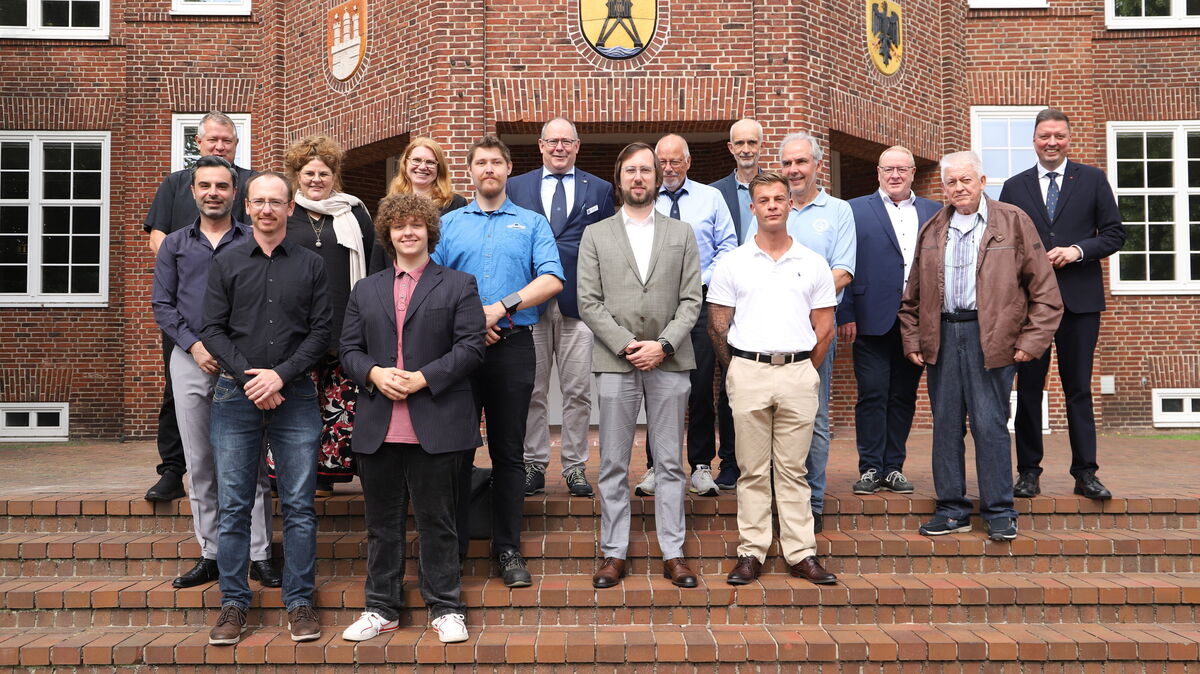 Die Absolventen der Staatlichen Seefahrtschule Cuxhaven bekamen ihre Befähigungszeugnisse wegen Sanierungsarbeiten im Rathaus. Foto: Larschow