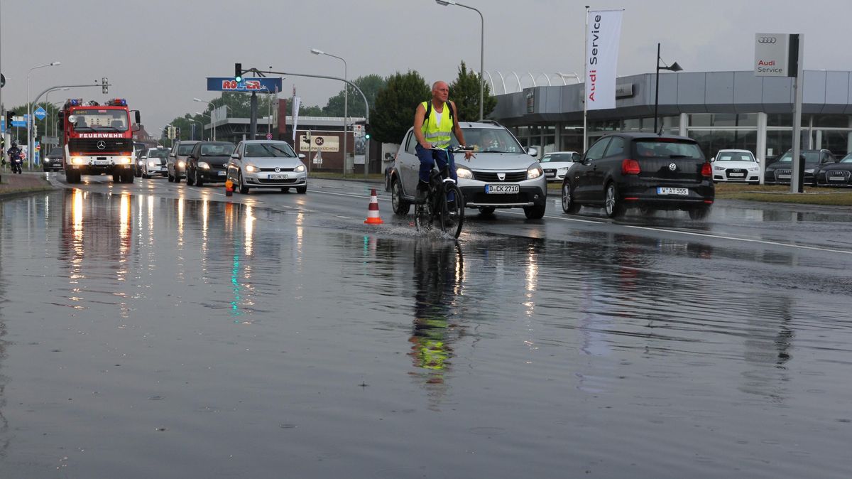 Starkregen hat die Grodener Chaussee geflutet; hier zuletzt Anfang August dieses Jahres. Das Projekt "Groden Entwässerung" - Abschnitt 1 von 2023 bis 2025 und Abschnitt 2 von 2025 bis 2027 - soll Abhilfe schaffen, damit das Wasser besser abläuft. Foto: Sassen