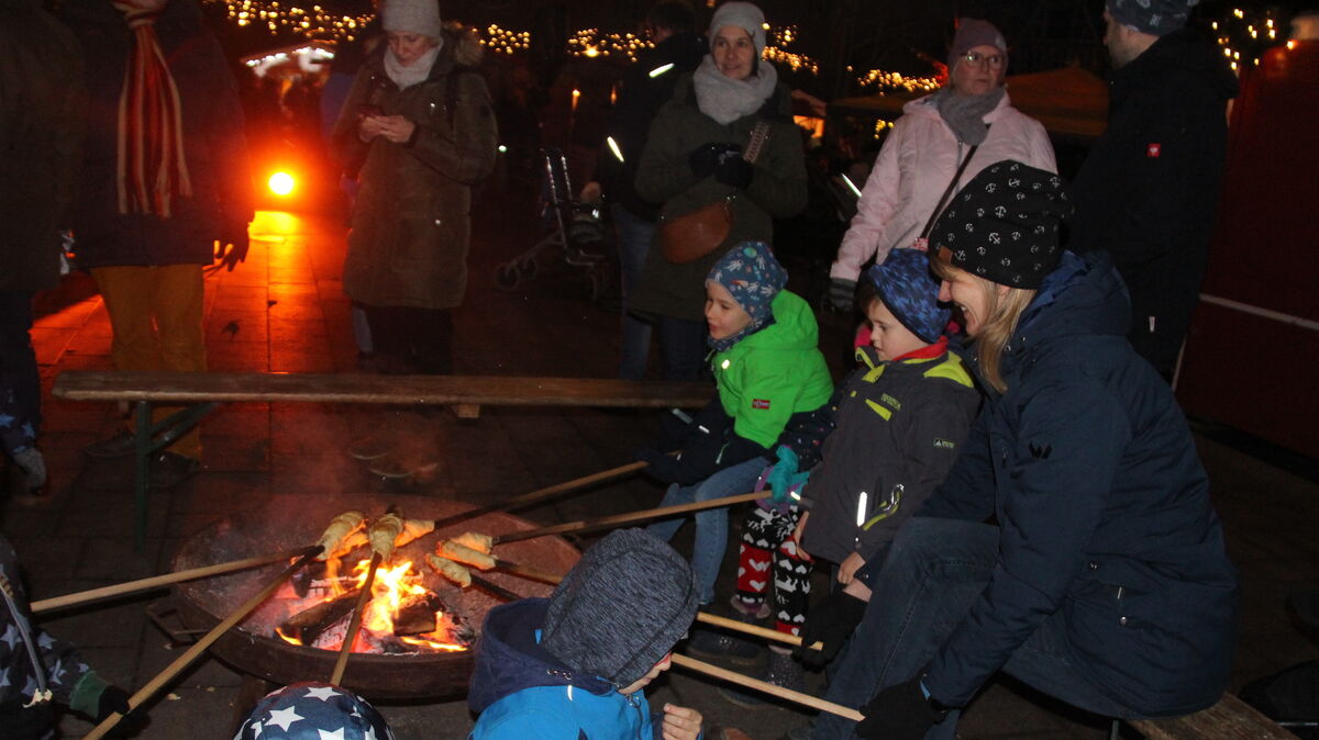 Stockbrotbacken auf dem Sternenmarkt.