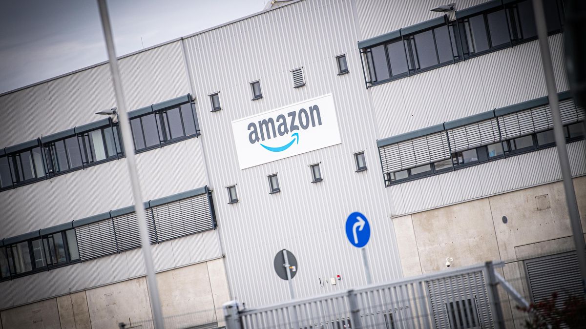 In der 20.000 Quadratmeter großen Riesenhalle in Bremerhaven ist der Betrieb gestartet. Foto: Hartmann