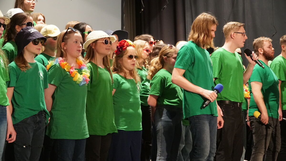 Beim Finale musizierten die 80 Schülerinnen und Schüler gemeinsam. Foto: Rönnfeld