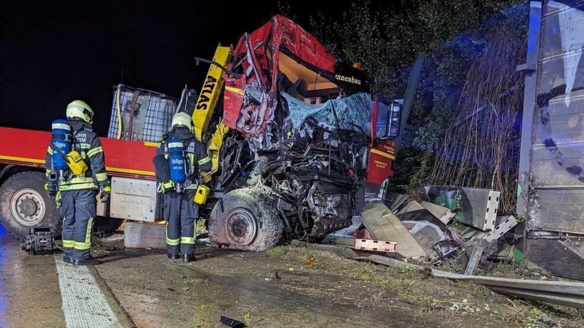 Der Lastwagen wurde völlig zerstört. Foto: Berufsfeuerwehr Hildesheim
