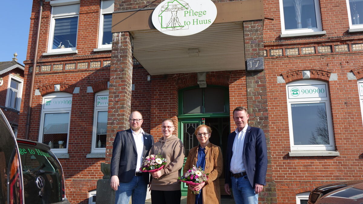 Christian Stollmeier, Laura Kratzsch, Regina Noack und Volker Kamps (v.l.) freuen sich, dass der ambulante Pflegedienst fortgeführt wird. Foto: Grell