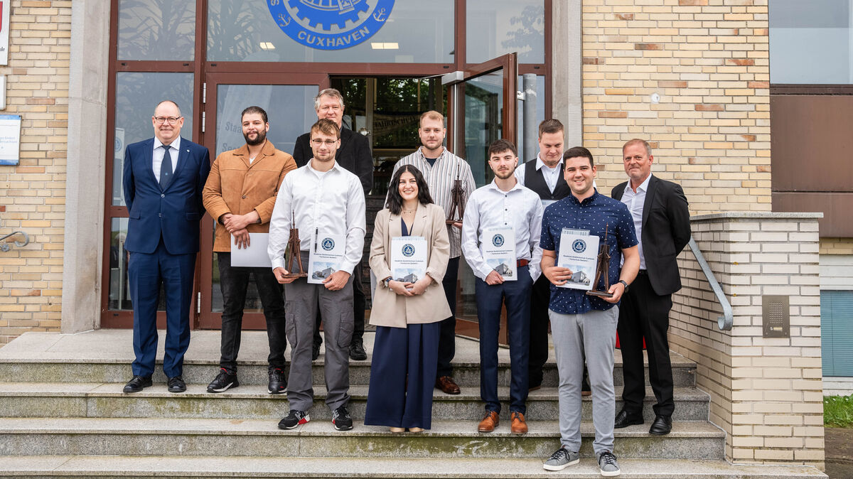 Die Absolventen des diesjährigen Sommersemesters an der Staatlichen Seefahrtschule Cuxhaven. Foto: Keck
