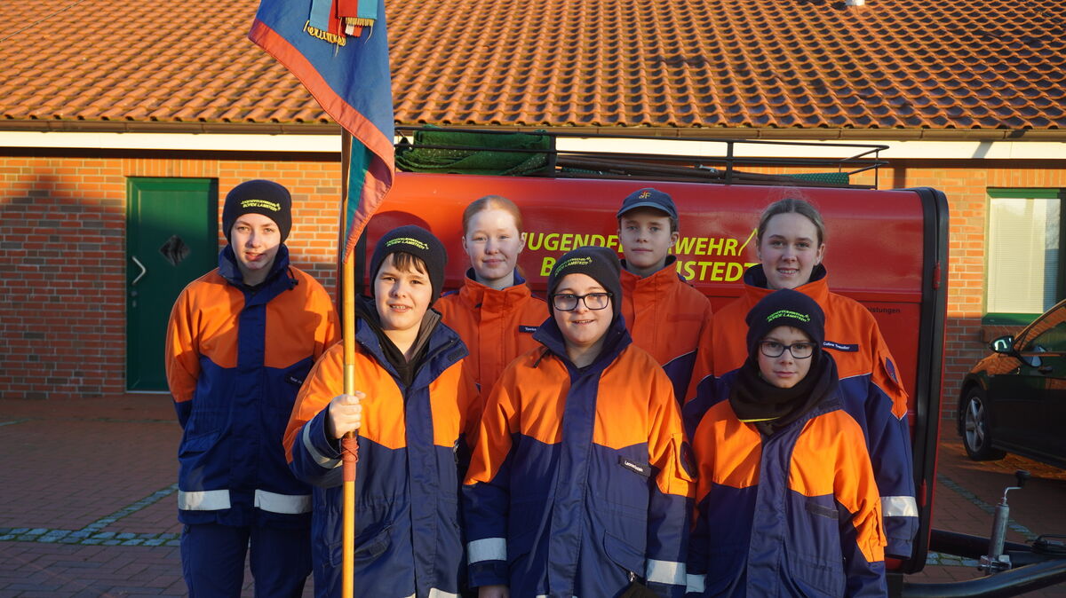 Die insgesamt 36 Kinder und Jugendlichen der Jugendfeuerwehr Lamstedt kommen aus neun Ortsfeuerwehren. Auf dem Foto zu sehen sind Tomke von Glahn, Celine Treudler, Fiona Falkenhain, Jesko Junge, Florian Junge, Leonas Erstein und Jelle Brandt. Foto: Brettschneider