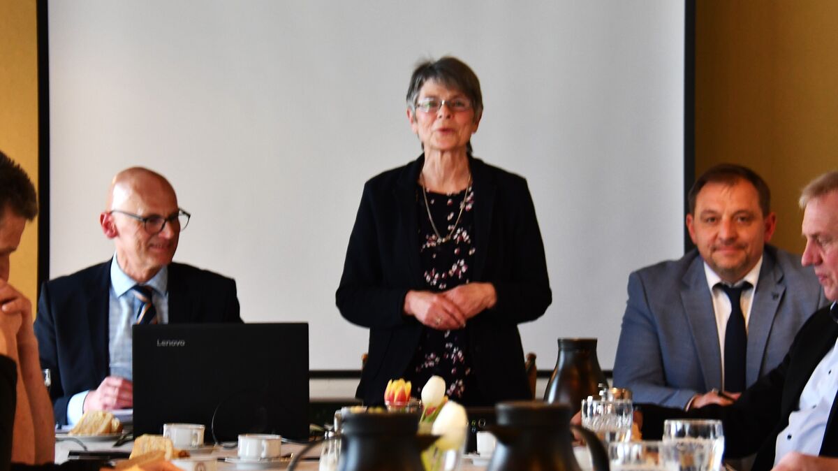 Die Verbandsvorsteherin Carmen Sodtke leitete die Sitzung, auf der neben Geschäftsführer Sören Raap (r.) auch dessen Stellvertreter Patrick Pawlowski eine Standortbestimmung und Zukunftsperspektive für die Verbandsarbeit präsentierten. Foto: Egbert Schröder