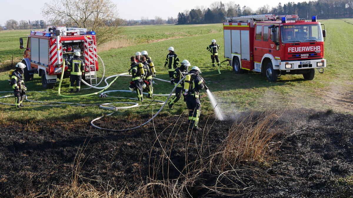 Aus mehreren wasserführenden Fahrzeugen führen die Feuerwehrleute den Löschangriff durch. Foto: Lange