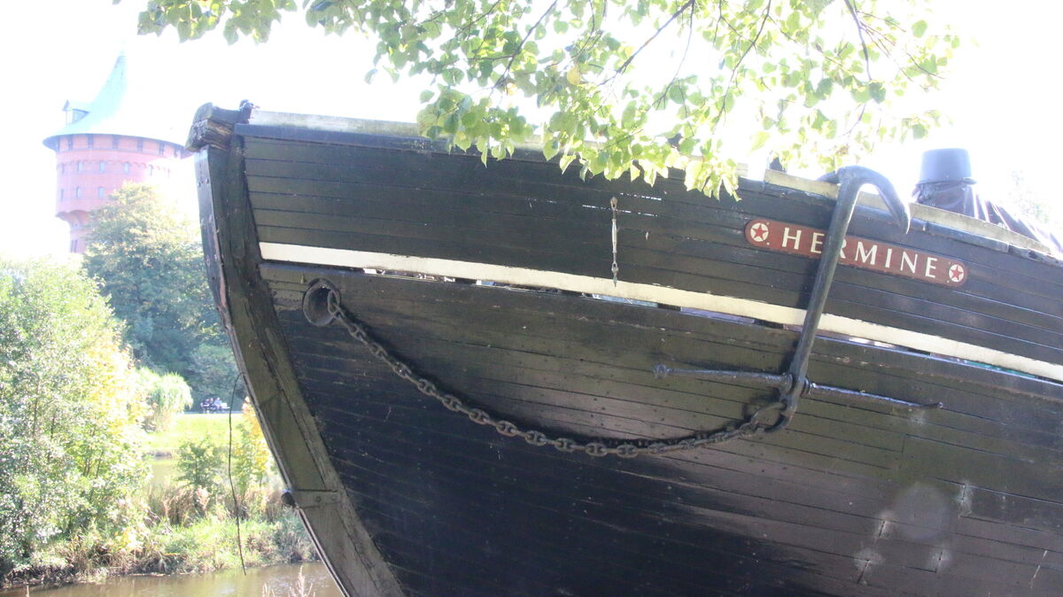 Die „Hermine“ liegt im Sonnenlicht am Schleusenpriel und verfällt zusehends – das marode Holzschiff ist längst kein Aushängeschild der Stadt mehr, sondern ein Sinnbild kommunaler Vernachlässigung. Foto: Potschka