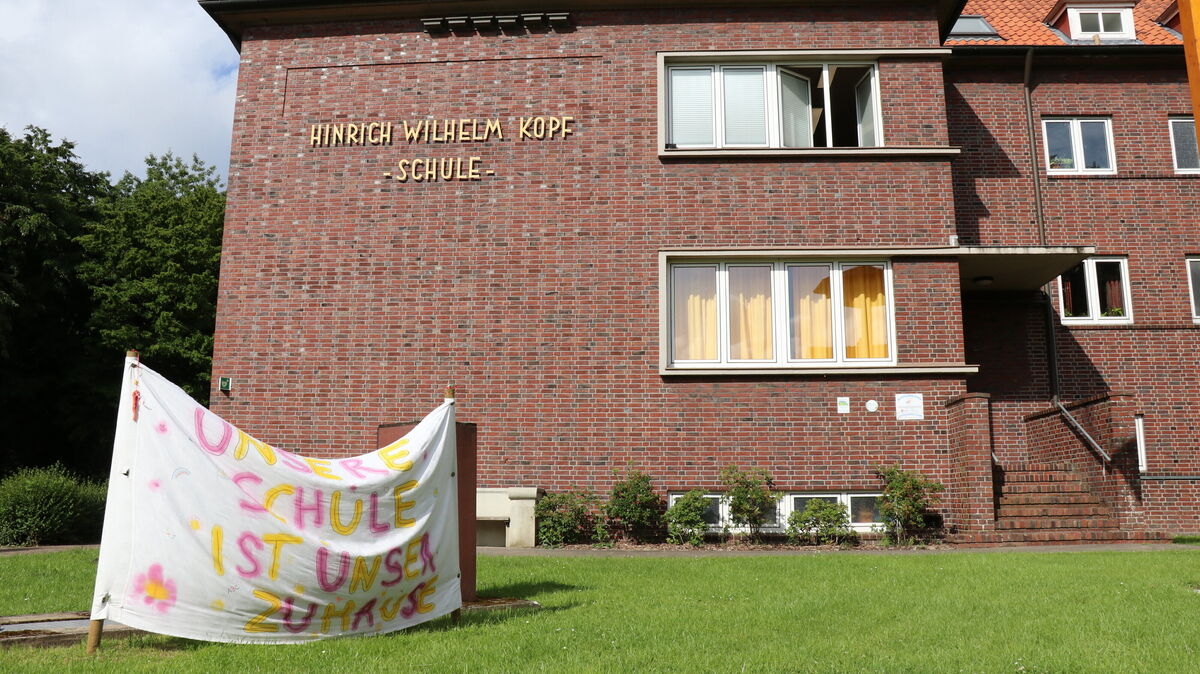Ein einsames Plakat weht vor der Grundschule in Neuenkirchen. Der Protest kommt zu spät: Die Hinrich-Wilhelm-Kopf-Schule wird spätestens im Juli 2029 geschlossen - das hat der Rat der Samtgemeinde Land Hadeln im Juni beschlossen. Foto: Mangels