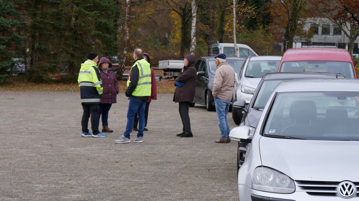 Auf dem Übungsgelände erklären die Experten den Unterschied zwischen normalem Bremsen und einer Gefahrenbremsung. Ebenso bringen sie das Anti-Blockier-System (ABS) und Lenken beim Bremsen näher. Foto: Lange